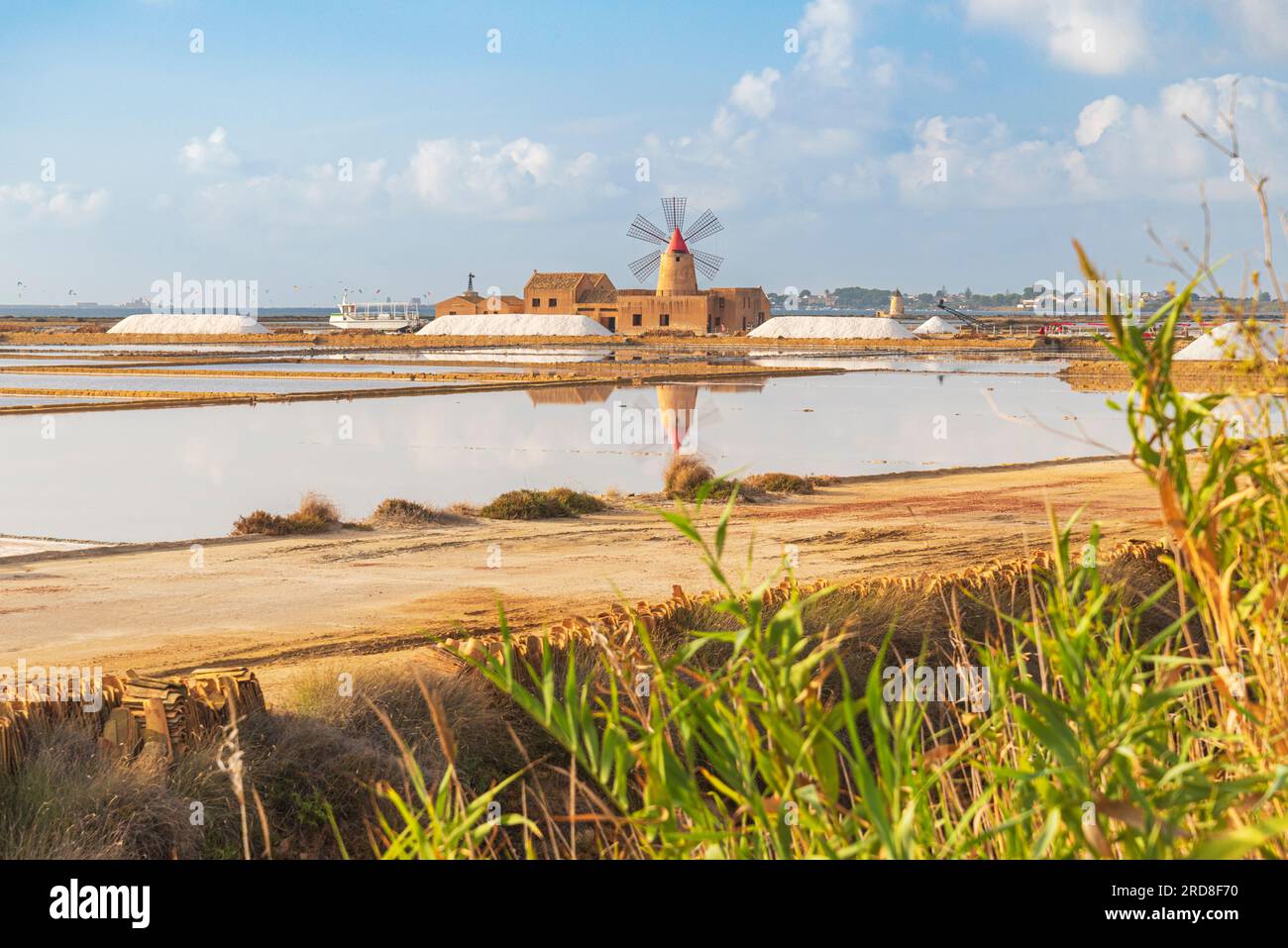 Windmühle und Salzebenen, Saline Ettore e Infersa, Marsala, Provinz Trapani, Sizilien, Italien, Mittelmeerraum, Europa Stockfoto