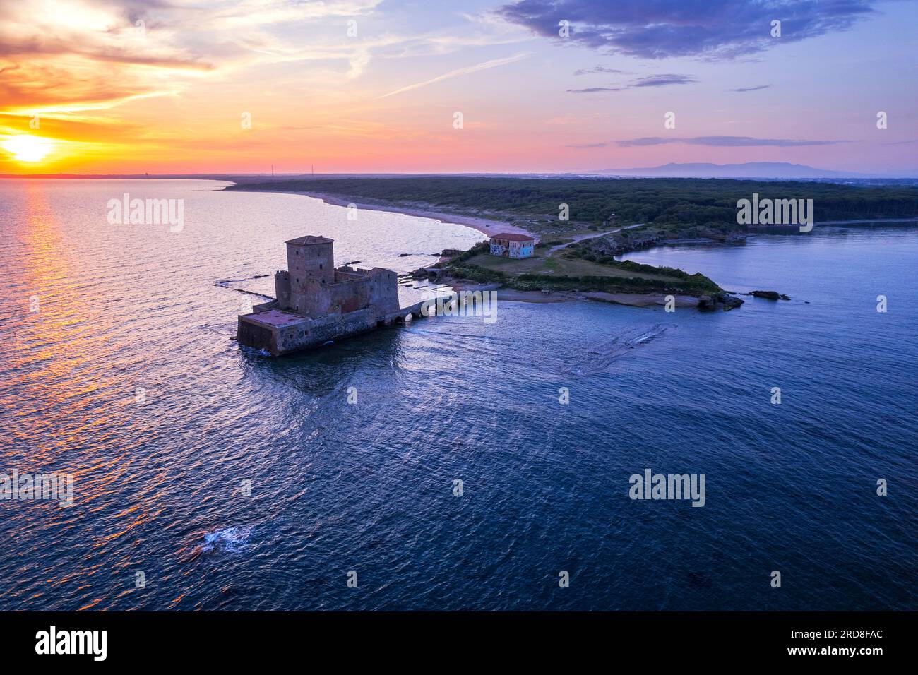 Aus der Vogelperspektive auf die Burg Torre Astura im Wasser des Tyrrhenischen Meeres bei Sonnenuntergang, Provinz Rom, Region Latium (Latium), Italien, Europa Stockfoto