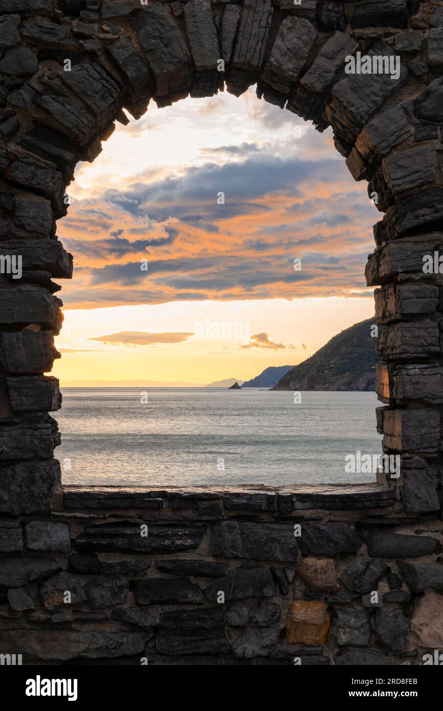 Wunderschöner Blick auf den Sonnenuntergang über die ligurische Küste, Blick vom Felsfenster des Dorfes Portovenere, der Provinz La Spezia, des Viertels Ligurien, Italiens, Europas Stockfoto