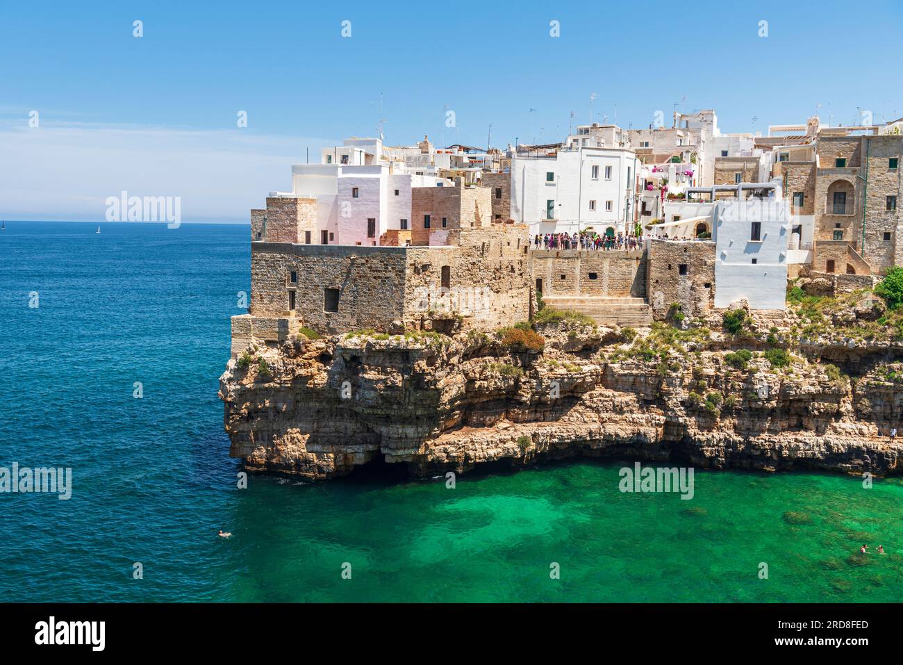 Polignano a Stute, die mittelalterliche und weiße Küstenstadt mit Blick auf das türkisfarbene Wasser der Adria, tagsüber, Bari, Apulien, Mittelmeer, Italien Stockfoto