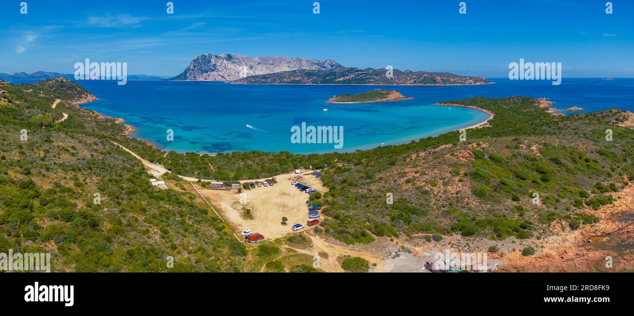 Luftaufnahme von Capo Coda Cavallo und Isola Di Tavolara im Hintergrund, Olbia, Sardinien, Italien, Mittelmeer, Europa Stockfoto