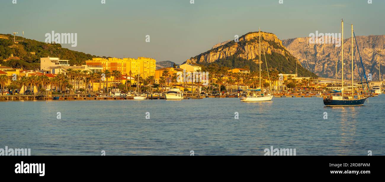 Blick auf Boote und farbenfrohe Gebäude bei Sonnenuntergang in Golfo Aranci, Sardinien, Italien, Mittelmeer, Europa Stockfoto