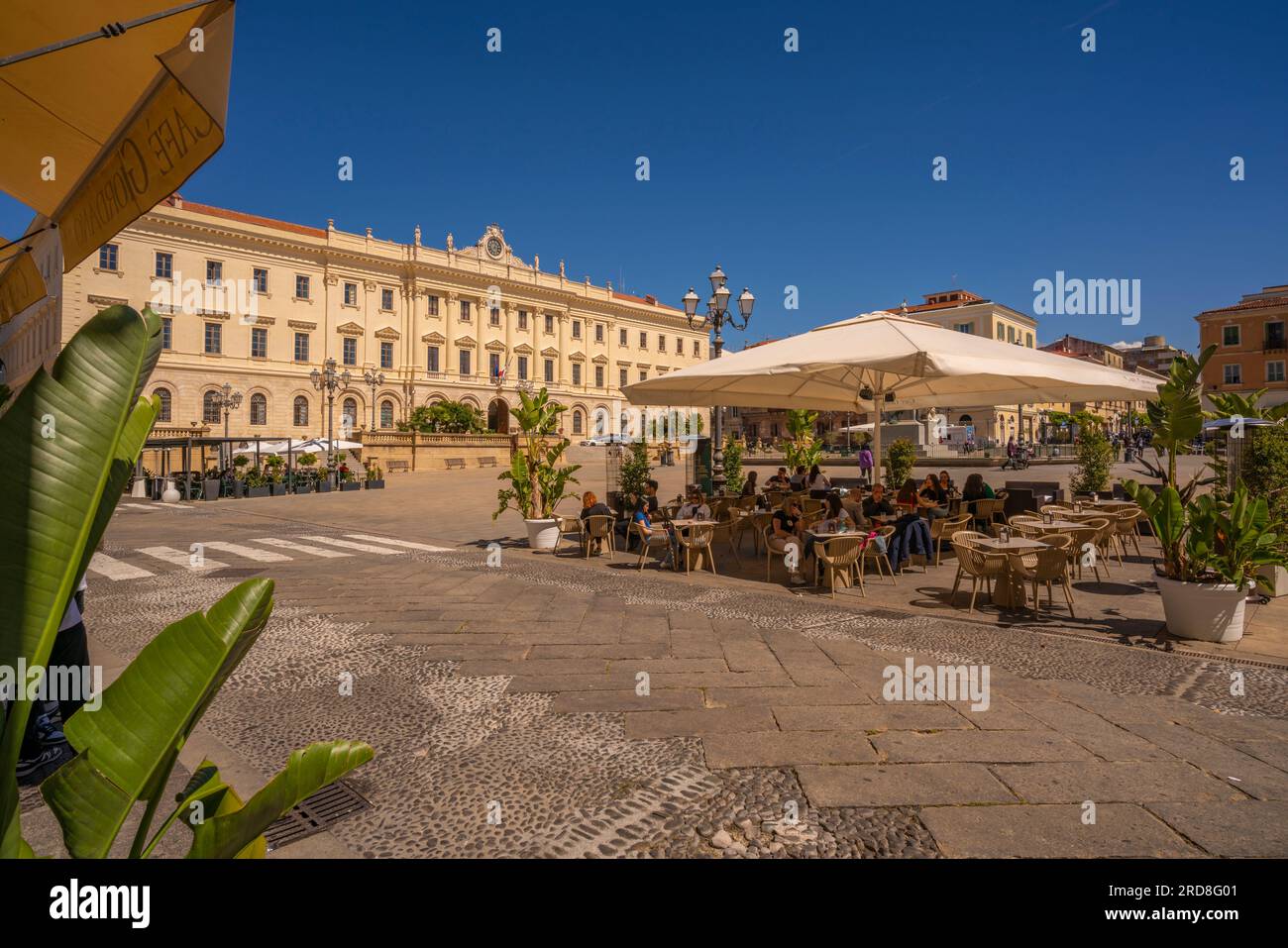 Blick auf das Rathaus und das Café-Restaurant auf der Piazza d'Italia in Sassari, Sassari, Sardinien, Italien, Mittelmeer, Europa Stockfoto