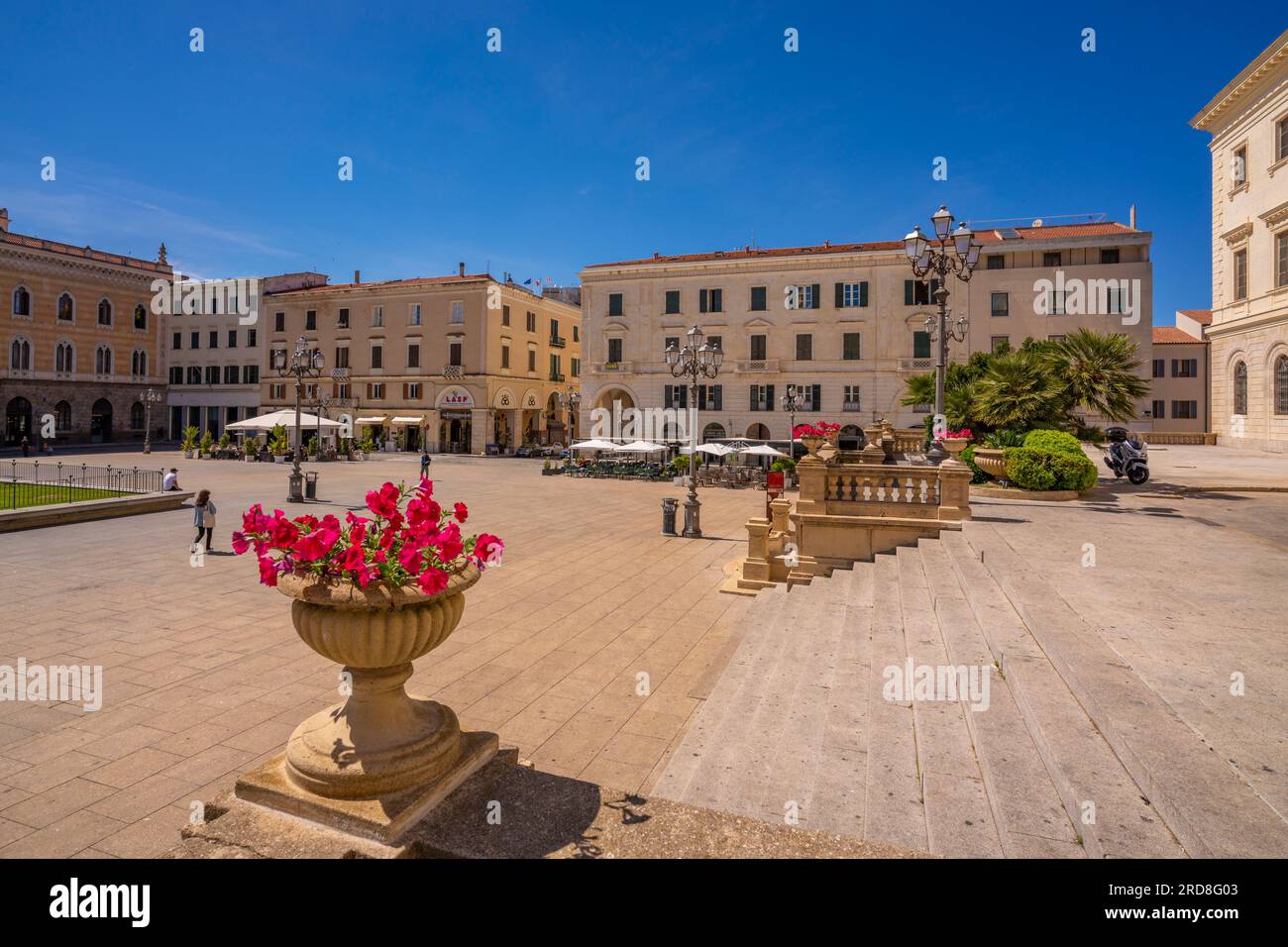 Blick auf die klassische Architektur und die Statue Vittorio Emanuele II auf der Piazza d'Italia in Sassari, Sassari, Sardinien, Italien, Mittelmeer, Europa Stockfoto