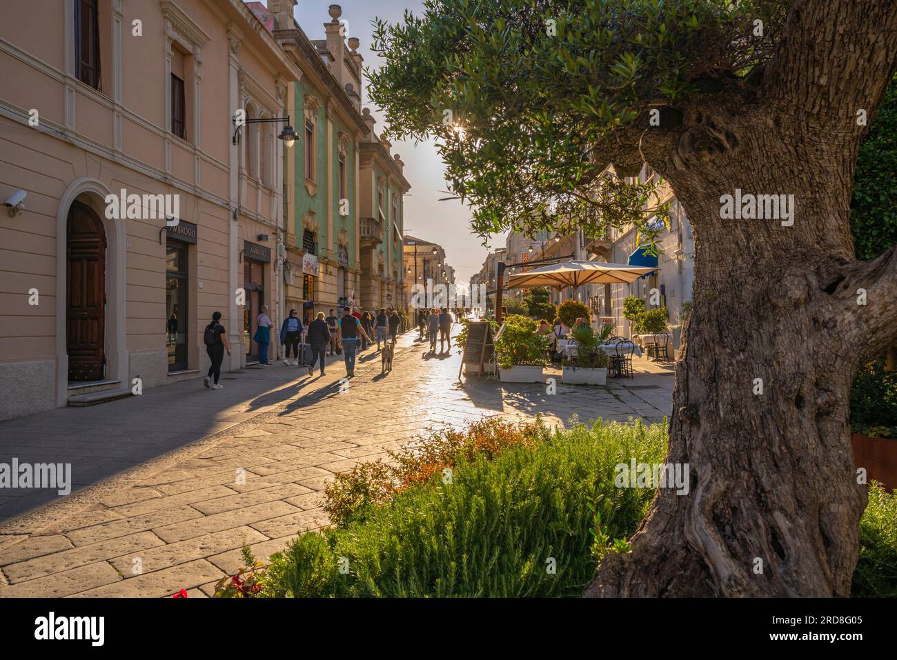 Blick auf die Geschäfte und Restaurants auf dem Corso Umberto I an sonnigen Tagen auf Olbia, Olbia, Sardinien, Italien, Mittelmeer, Europa Stockfoto
