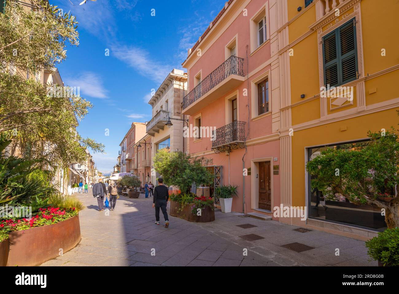 Blick auf die Geschäfte und Restaurants auf dem Corso Umberto I an sonnigen Tagen in Olbia, Olbia, Sardinien, Italien, Mittelmeer, Europa Stockfoto