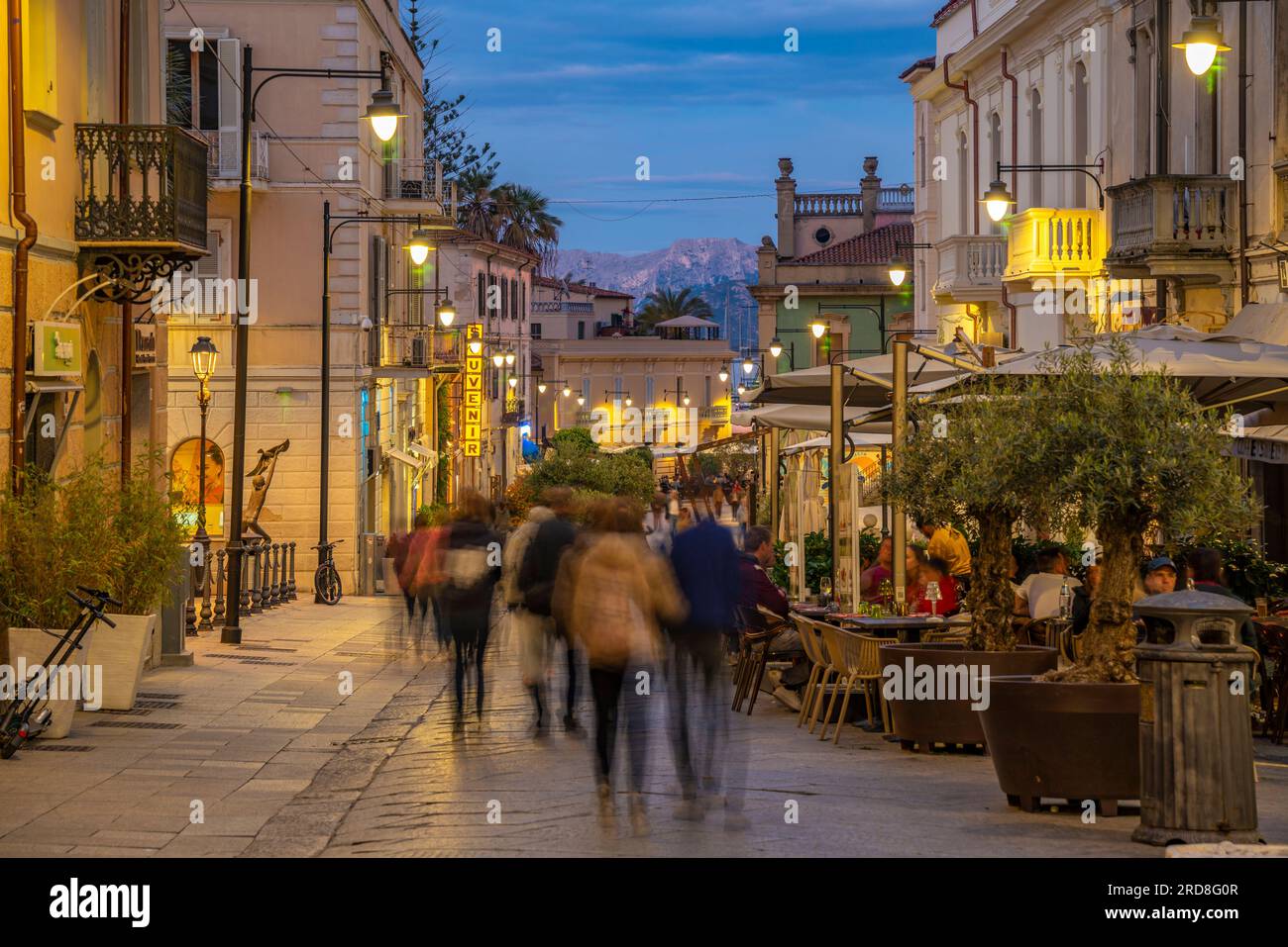 Blick auf die Restaurants auf dem Corso Umberto I in der Abenddämmerung in Olbia, Olbia, Sardinien, Italien, Mittelmeer, Europa Stockfoto
