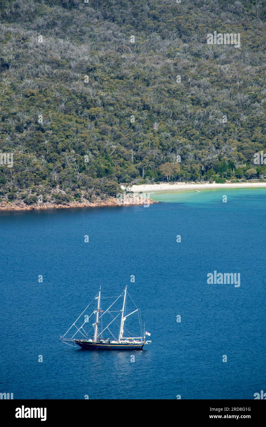 Festgelegtes Holzschiff und Strand Wineglass Bay Freycinet Halbinsel Tasmanien Australien Stockfoto