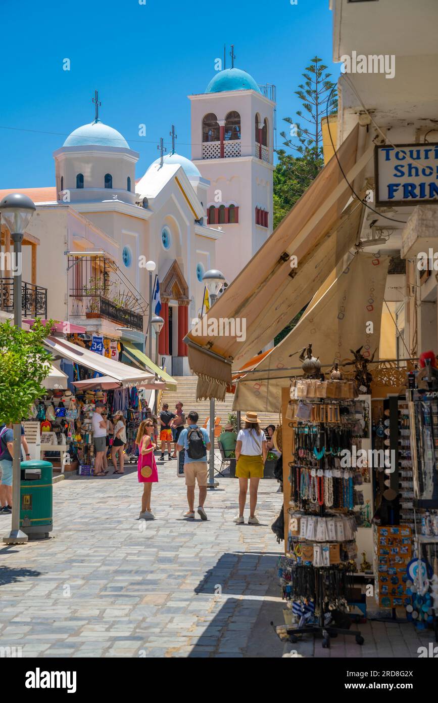 Blick auf die Geschäfte und die Kirche von Agia Paraskevi, Kos-Stadt, Kos, Dodekanese, griechische Inseln, Griechenland, Europa Stockfoto