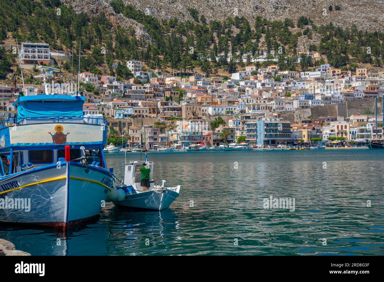 Blick auf Hafen und Stadt Kalimnos mit Hügeln im Hintergrund, Kalimnos, Dodekanische Inseln, griechische Inseln, Griechenland, Europa Stockfoto