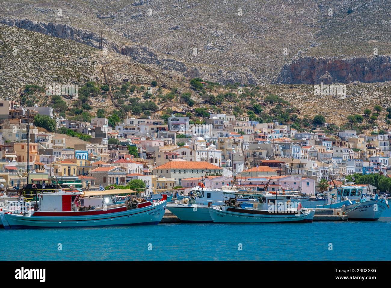 Blick auf Hafen und Stadt Kalimnos mit Hügeln im Hintergrund, Kalimnos, Dodekanische Inseln, griechische Inseln, Griechenland, Europa Stockfoto