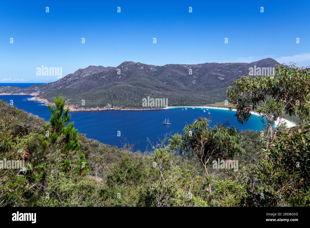 Wineglass Bay mit Holzboot Freycinet Tasmania Australien Stockfoto