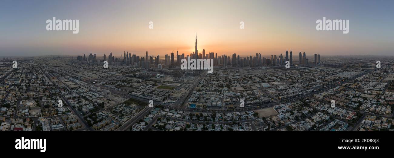Luftaufnahme des Sonnenaufgangs über Dubai, den Vereinigten Arabischen Emiraten, dem Nahen Osten Stockfoto