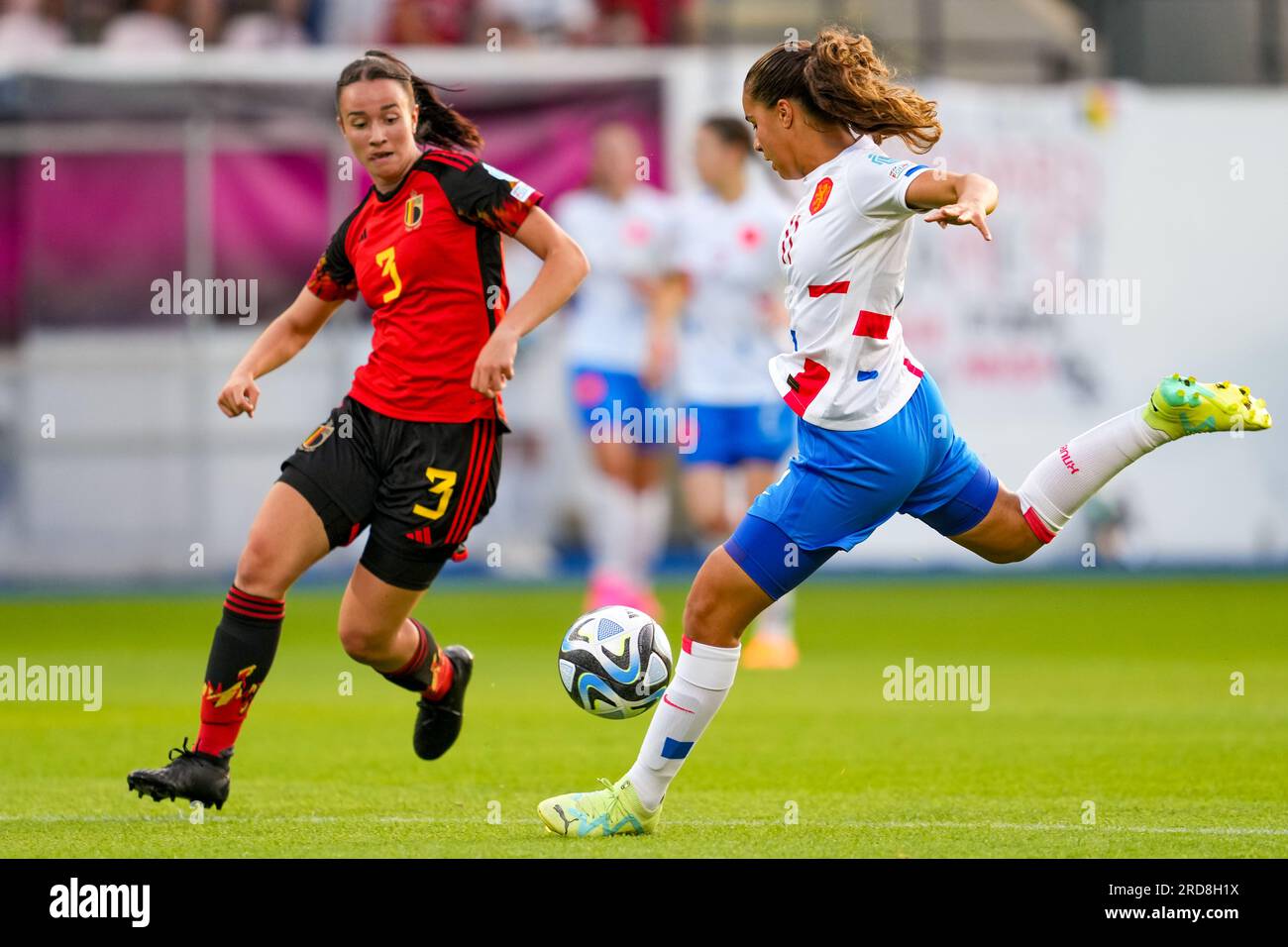 Leuven, Belgien. 18. Juli 2023. LEUVEN, BELGIEN - JULI 18: Ziva Henry aus den Niederlanden U19 Kämpfe um den Ball mit Loredana Humartus aus Belgien U19 während der UEFA-Europameisterschaft für Frauen unter 19 Jahren 2022/23 Spiel der Gruppe A zwischen Belgien und den Niederlanden in Den Dreef am 18. Juli 2023 in Leuven, Belgien (Foto von Orange Pictures) Kreditlinie: Orange Pics BV/Alamy Live News Stockfoto