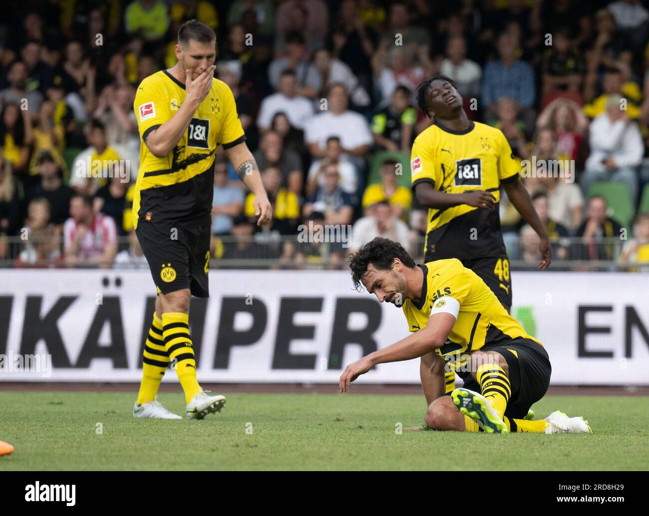 Oberhausen, Deutschland. 19. Juli 2023. Fußball: Bundesliga, Testspiele, Rot-Weiß Oberhausen - Borussia Dortmund im Stadion Niederrhein: Dortmunds Niklas Süle, Mats Hummels und Paul Besong (l-r). Kredit: Bernd Thissen/dpa/Alamy Live News Stockfoto