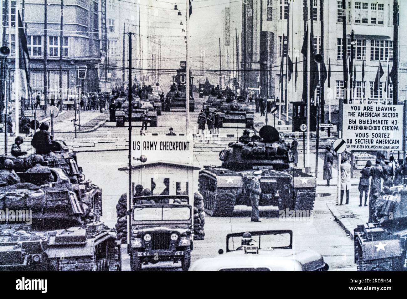 Altes Foto: Berlin Crisis Checkpoint Charlie Berlin Deutschland. Russische und US-amerikanische Panzer, die sich vom 27. Bis 28 1961. Oktober gegenüberstehen. Foto wurde 1961 aufgenommen Stockfoto