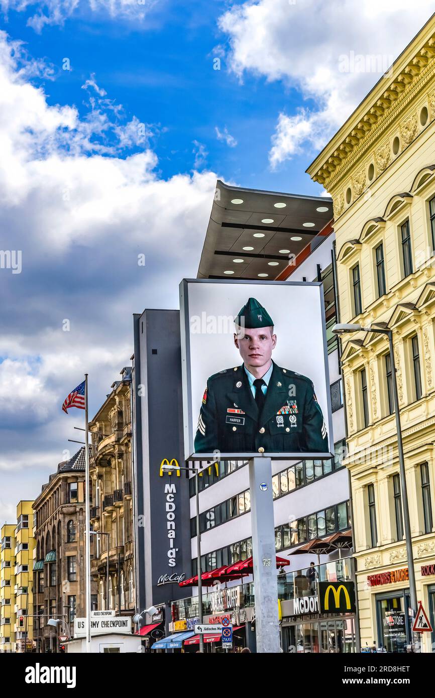 American Soldier Photo Checkpoint Charlie heute von Ost-Berlin aus zu West-Berliner Restaurants Geschäfte bekannteste Berliner Mauer Kreuzung S Stockfoto