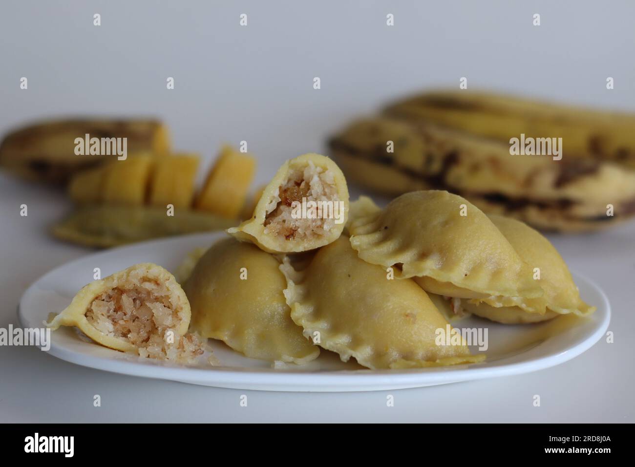 Bananen-Klöße oder Bananen-Kozhukkatta. Gedünstete süße Teigtaschen aus einem Teig aus Reismehl und zerstampftem Mehlbananen, und er hat eine Füllung Stockfoto