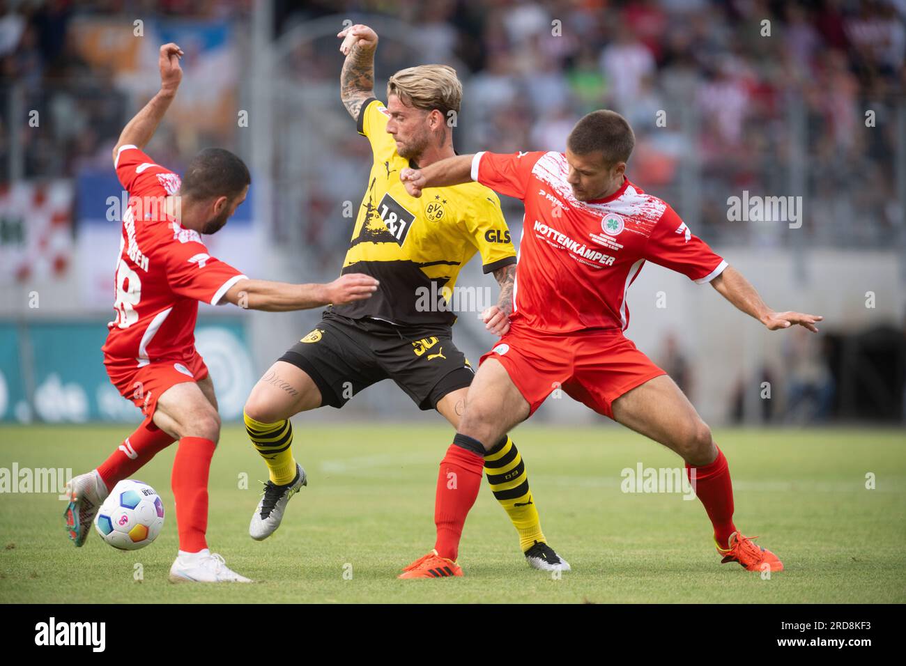 Oberhausen, Deutschland. 19. Juli 2023. Fußball: Bundesliga, Testspiele, Rot-Weiß Oberhausen - Borussia Dortmund im Stadion Niederrhein: Dortmunds Ole Pohlmann (M) und Kefkir Oguzhan (L) und Pierre Fassnacht von Oberhausen in Aktion. Kredit: Bernd Thissen/dpa/Alamy Live News Stockfoto