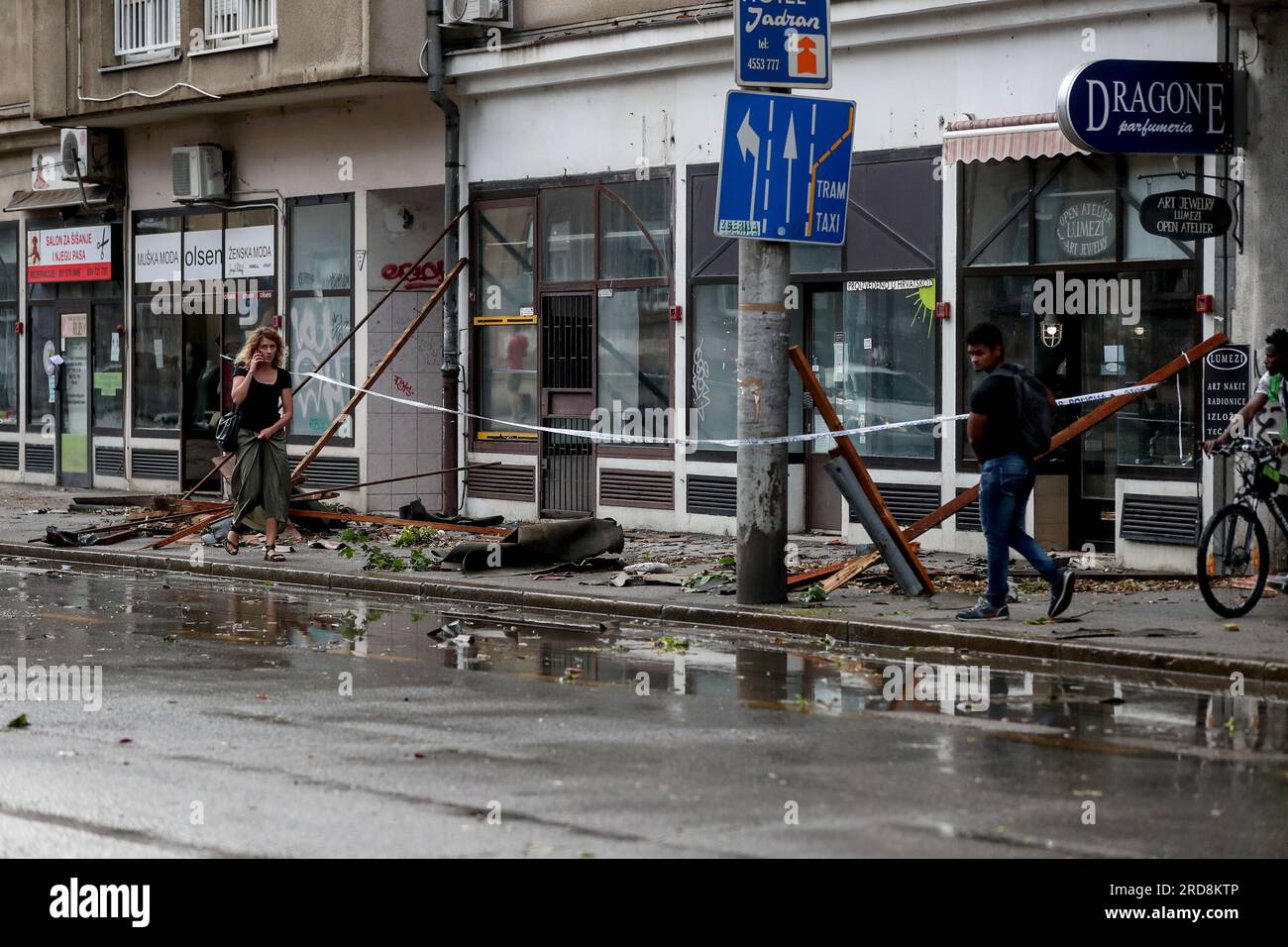 Zagreb, 19/07/2023, Zagreb, Kroatien. 19. Juli 2023. Die Folgen eines starken Sturms sind auf den Straßen der Stadt zu sehen. Ein beispielloser Sturm verwüstete Zagreb, der Sturm zog nach Osten: Drei Menschen starben, der Wind riss Dächer ab, zerstörte Autos, stürzte Bäume. Wie angekündigt, kam der Sturm aus Slowenien und traf in nur 30 Minuten die Gegend um Zagreb. Gegen 4:30 Uhr beruhigte sich das Wetter und fuhr am 19. Juli 2023 in Richtung Slavonia in Zgareb, Kroatien, Foto: Matija Habljak/PIXSELL Credit: Pixsell/Alamy Live News Stockfoto