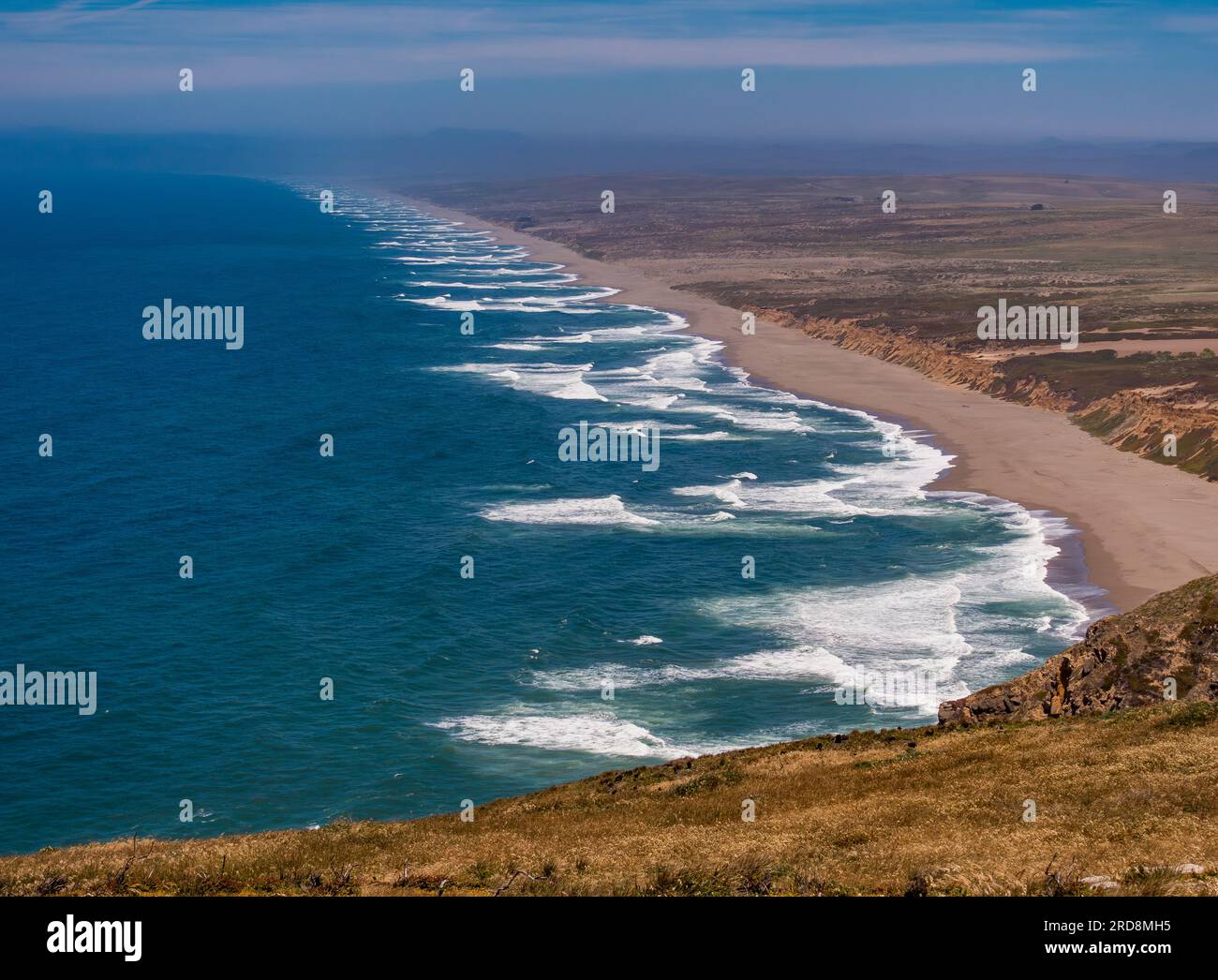 POINT REYES, KALIFORNIEN, USA – Point Reyes National Seashore. Ten Mile Beach Wellen und Surfen. Stockfoto