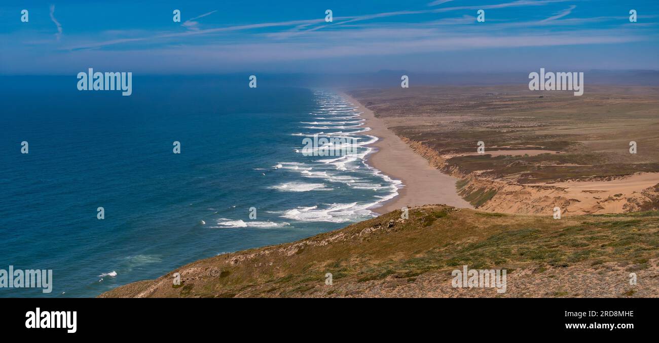 POINT REYES, KALIFORNIEN, USA – Point Reyes National Seashore. Ten Mile Beach Wellen und Surfen. Stockfoto