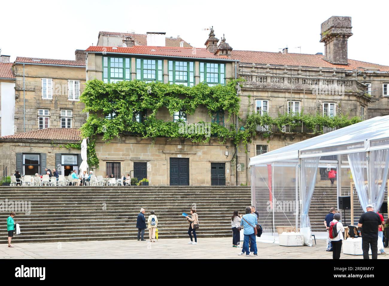 Blick über den Quintana-Platz in Richtung Casa da Parra mit Touristen und einer Bar Terrasse Santiago de Compostela Galicia Spanien Stockfoto