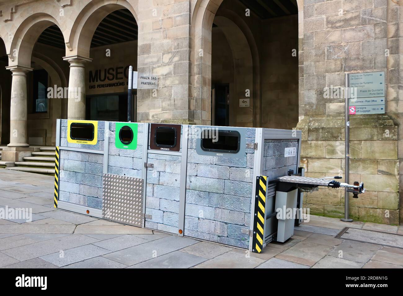 Ein mobiler Recyclingbehälter mit Abschnitten für organisches und allgemeines Kunststoffglas Praza de Praterías Santiago de Compostela Galicia Spanien Stockfoto