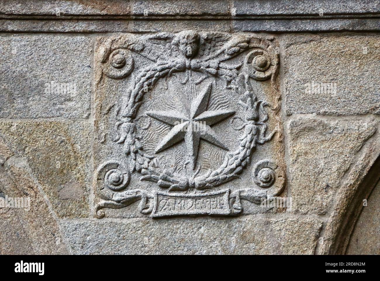 Kreisförmiger Reliefstein geschnitzter Stern mit der Inschrift Campus Stellae das Lateinische für Compostela Praza de Praterias Santiago de Compostela Galicia Spanien Stockfoto