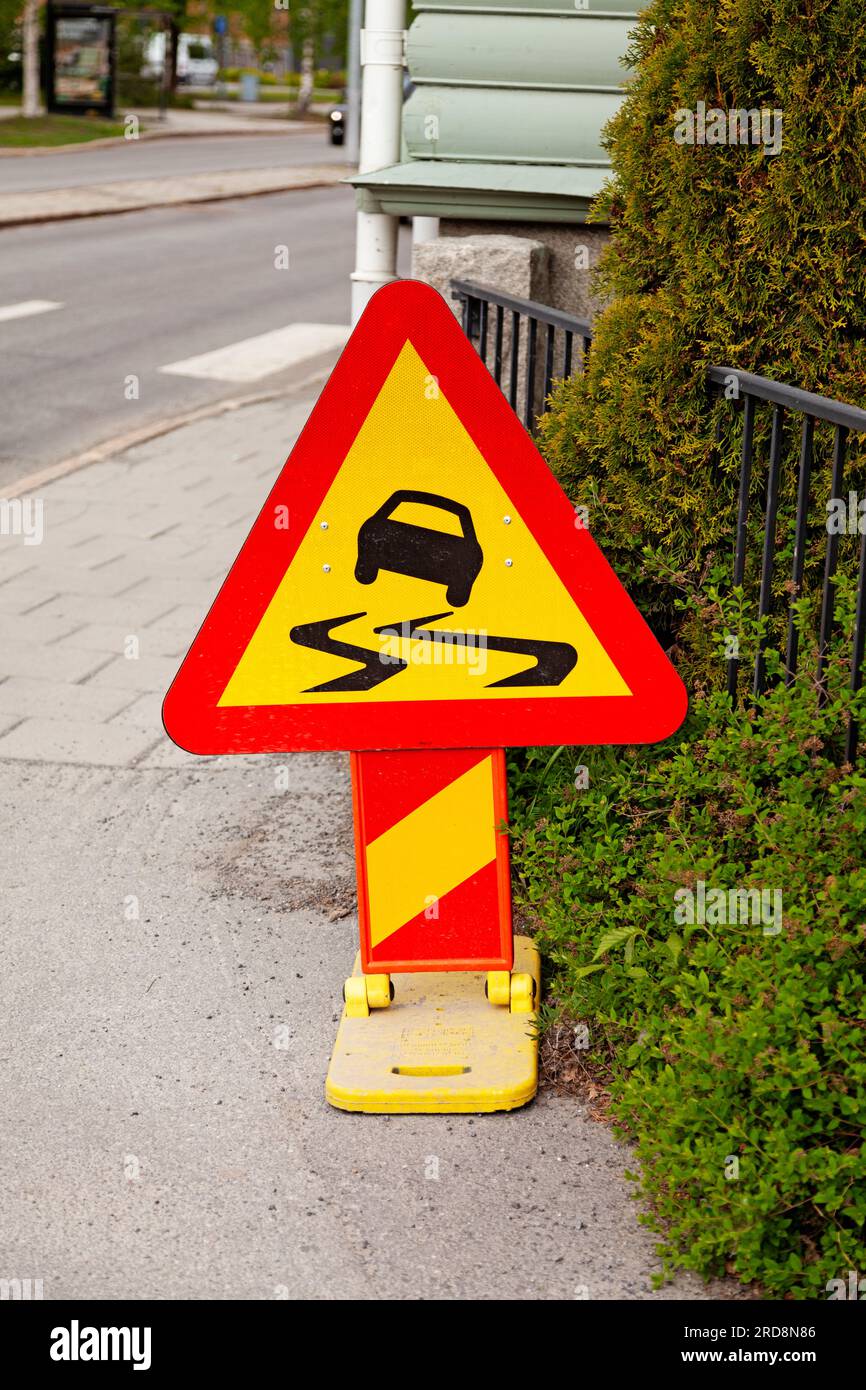 Warnung vor rutschigen Straßen Stockfoto