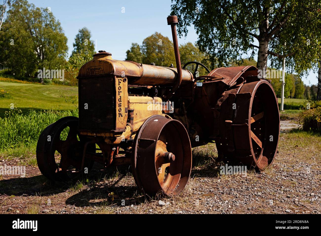 Robertsfors, Norrland Schweden - 10. Juni 2023: Ein extrem alter Traktor im Museum Stockfoto