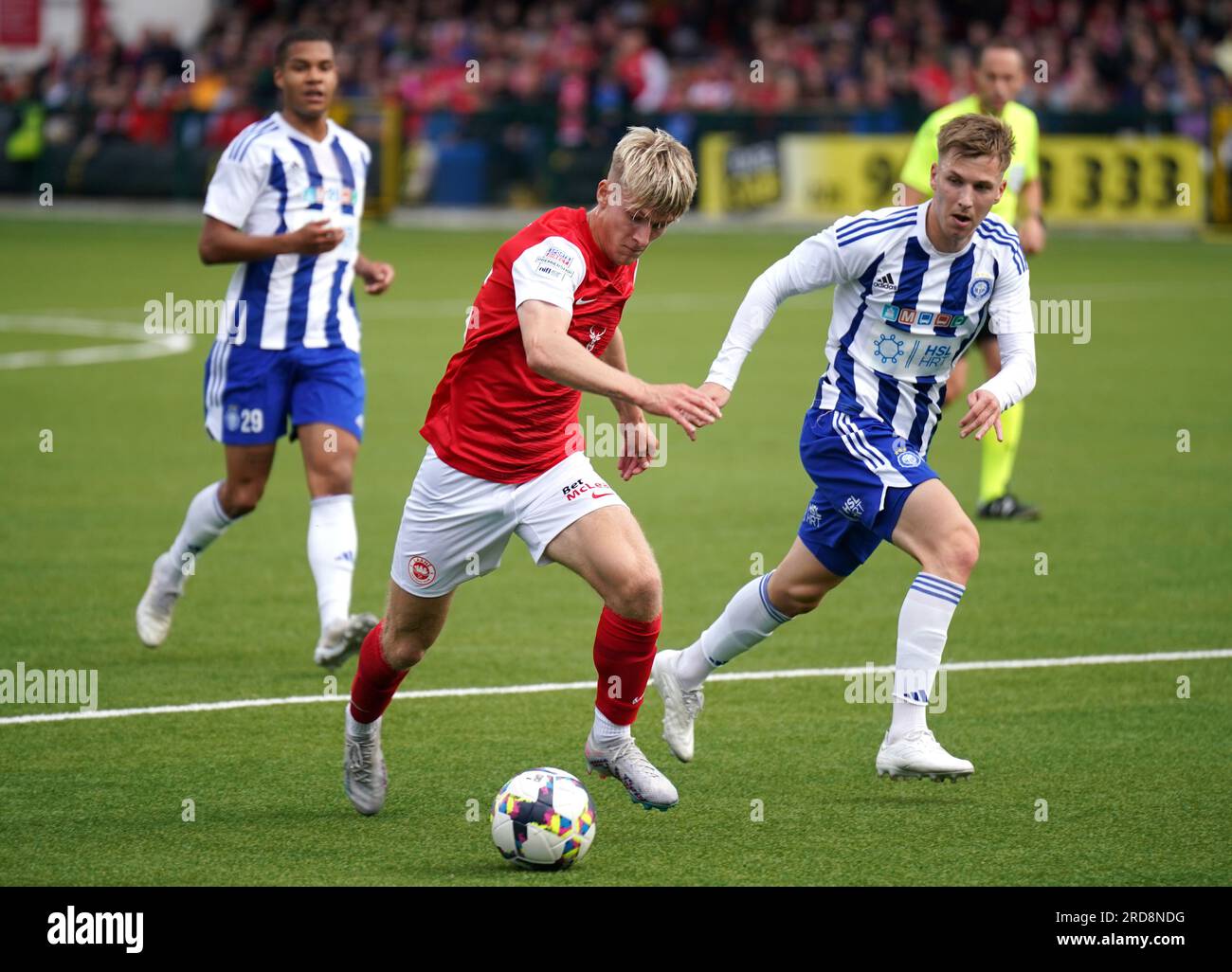 Larnes Dylan Sloan auf dem Ball während der ersten Qualifikationsrunde der UEFA Champions League, im zweiten Spiel in Solitude, Belfast. Bilddatum: Mittwoch, 19. Juli 2023. Stockfoto