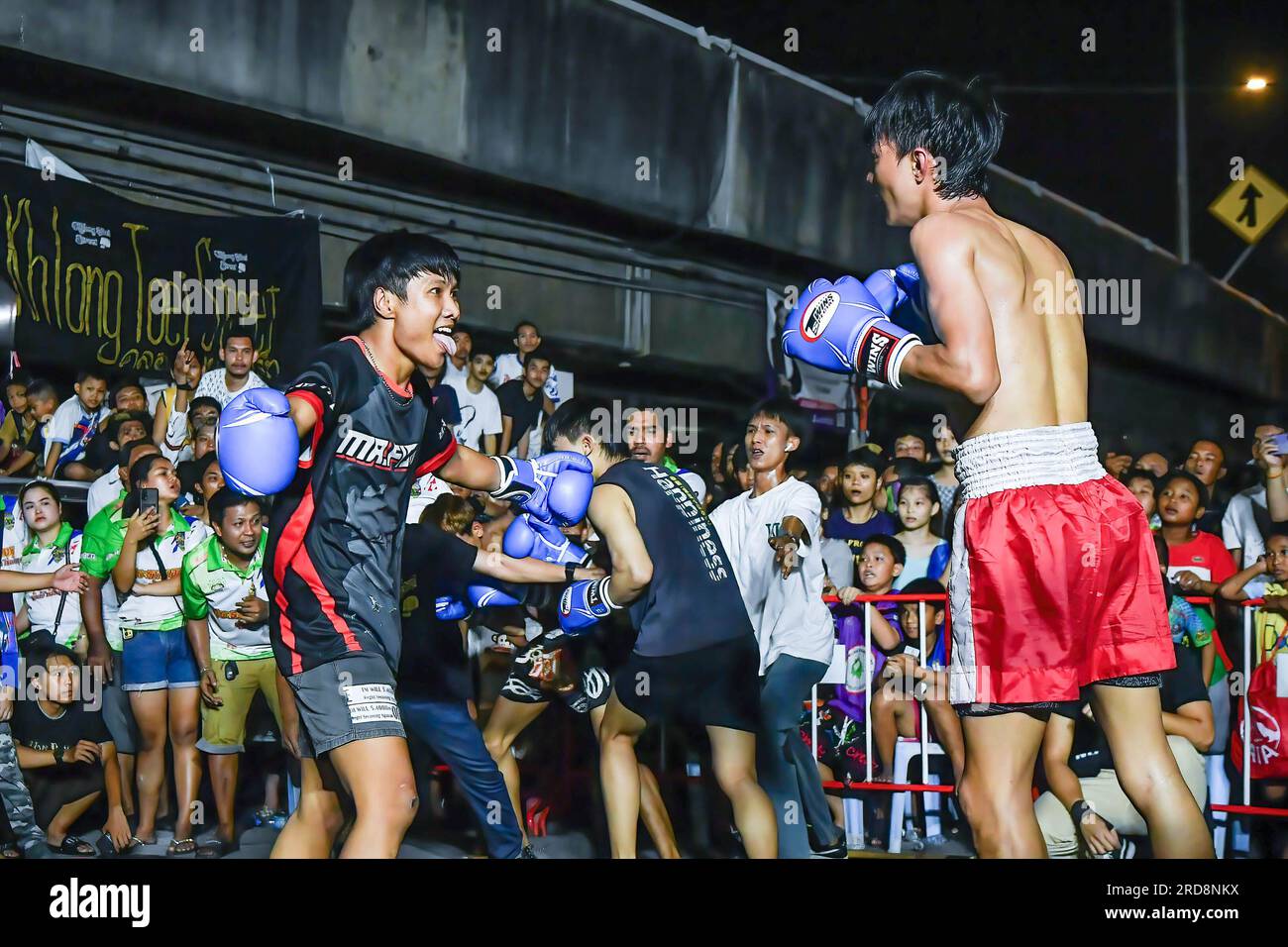 Boxer in der Khlong Toei Community. Aufgrund der Beliebtheit des Films „Fight Club“ im Jahr 1999 begann der Fight Club Thailand 2016 und gründete eine Gemeinschaft von Kampfsportfans über eine Facebook-Gruppe, die dann Menschen versammelte und eine unterirdische Kampfarena organisierte. Klong Toey Street Slum Fight findet einmal im Monat an verschiedenen Orten statt. Rund Um Die Khlong Toei Community, Bangkok Stockfoto