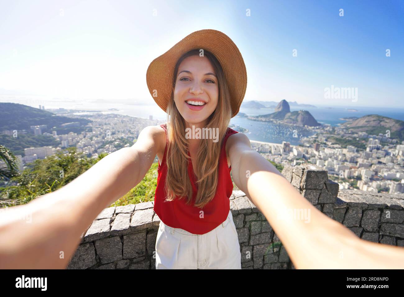 Selbstporträt eines Mädchens mit der berühmten Guanabara-Bucht und dem Zuckerhut in Rio de Janeiro, UNESCO-Weltkulturerbe, Brasilien Stockfoto