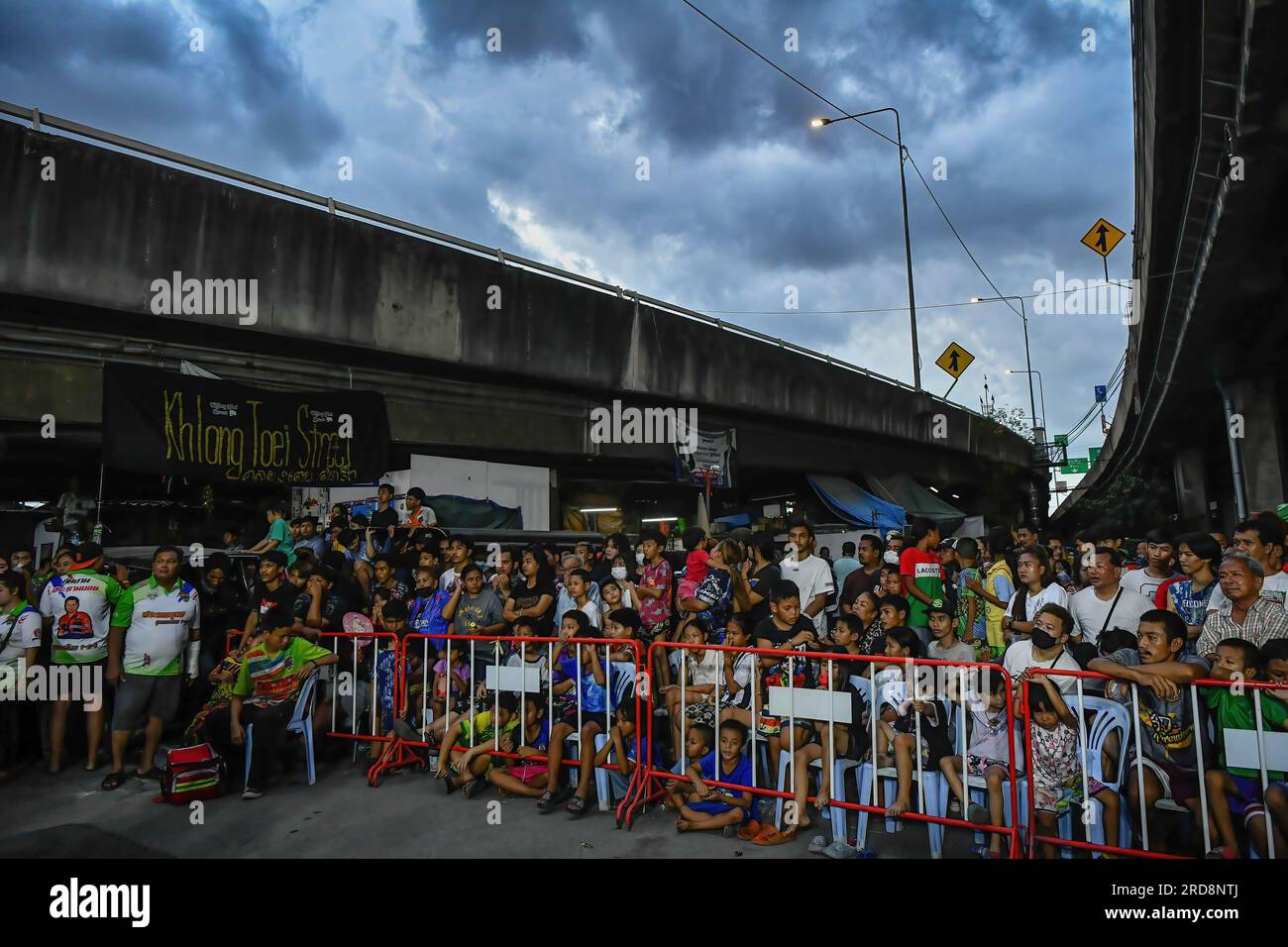 Bangkok, Thailand. 15. Juli 2023. Boxfans haben ihre Boxer in der Khlong Toei Community anfeuern sehen. Aufgrund der Beliebtheit des Films „Fight Club“ im Jahr 1999 begann der Fight Club Thailand 2016 und gründete eine Gemeinschaft von Kampfsportfans über eine Facebook-Gruppe, die dann Menschen versammelte und eine unterirdische Kampfarena organisierte. Klong Toey Street Slum Fight findet einmal im Monat an verschiedenen Orten statt. Rund um die Khlong Toei Community, Bangkok (Foto: Amphol Thongmueangluang/SOPA Images/Sipa USA) Guthaben: SIPA USA/Alamy Live News Stockfoto