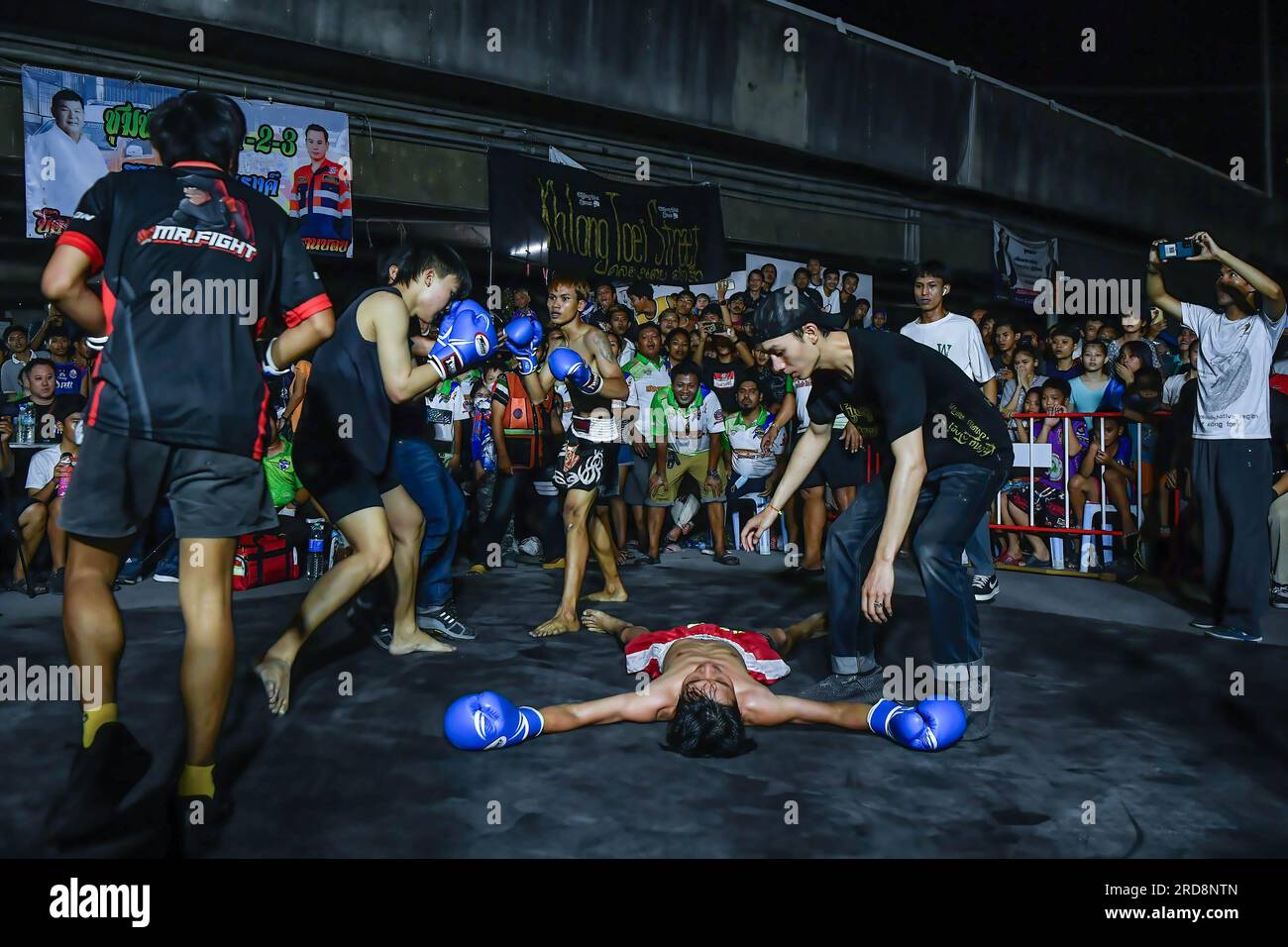 Bangkok, Thailand. 15. Juli 2023. Boxer in der Khlong Toei Community. Aufgrund der Beliebtheit des Films „Fight Club“ im Jahr 1999 begann der Fight Club Thailand 2016 und gründete eine Gemeinschaft von Kampfsportfans über eine Facebook-Gruppe, die dann Menschen versammelte und eine unterirdische Kampfarena organisierte. Klong Toey Street Slum Fight findet einmal im Monat an verschiedenen Orten statt. Rund um die Khlong Toei Community, Bangkok (Foto: Amphol Thongmueangluang/SOPA Images/Sipa USA) Guthaben: SIPA USA/Alamy Live News Stockfoto