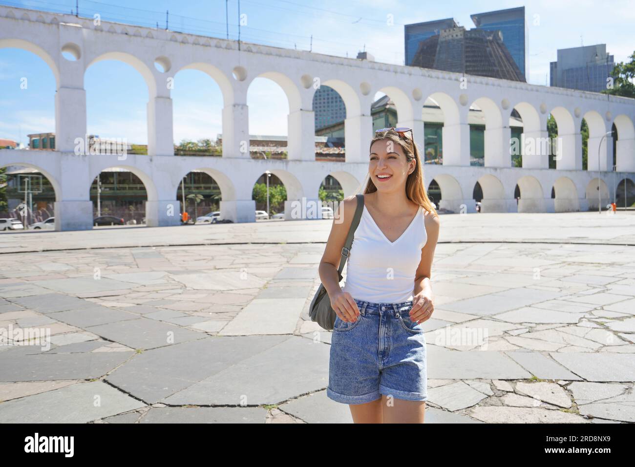 Portrait einer jungen Touristin, die mit Carioca Aqueduct (Arcos da Lapa) in Rio de Janeiro, Brasilien, das Viertel Lapa besucht Stockfoto