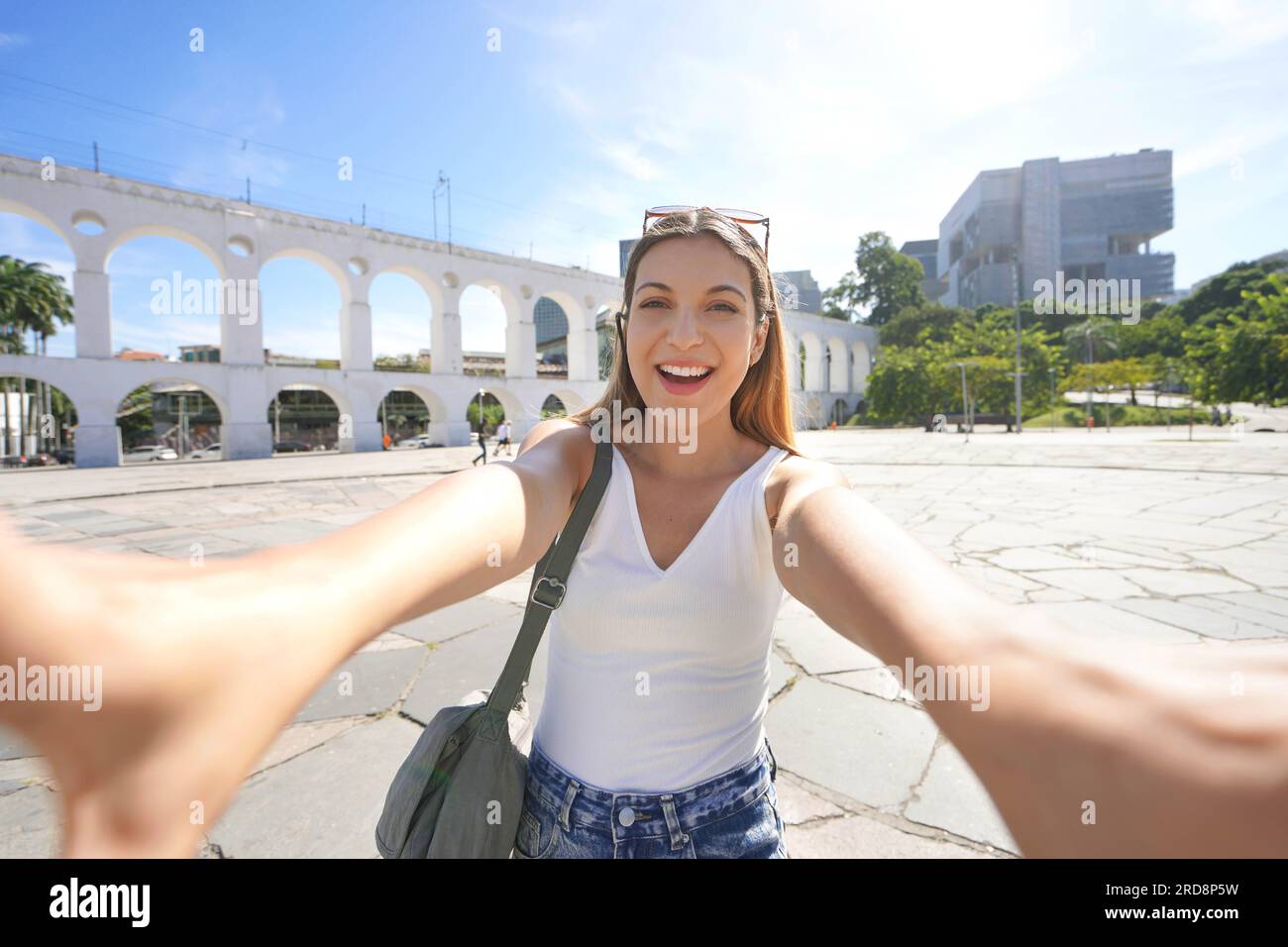 Selbstporträt eines brasilianischen Mädchens mit Carioca Aquädukt im Zentralbezirk Rio de Janeiro, Brasilien Stockfoto