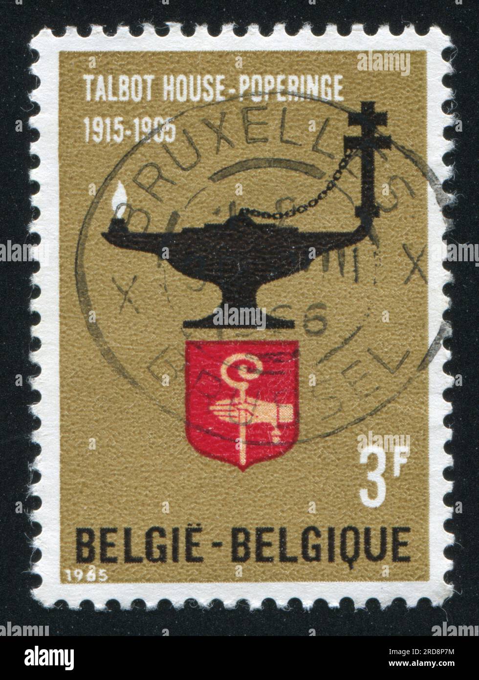 RUSSLAND KALININGRAD, 20. OKTOBER 2015: Stempel gedruckt von Belgien, zeigt TOC H Lamp and Arms of Poperinge, circa 1965 Stockfoto