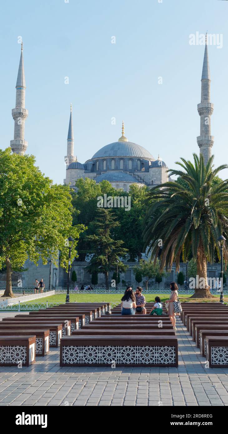 Sultan Ahmed Moschee auch bekannt als Blaue Moschee im Sultanahmet Park, Istanbul, Türkei. Malerischer Bereich mit Bäumen, Garten und Holzbänken. Stockfoto