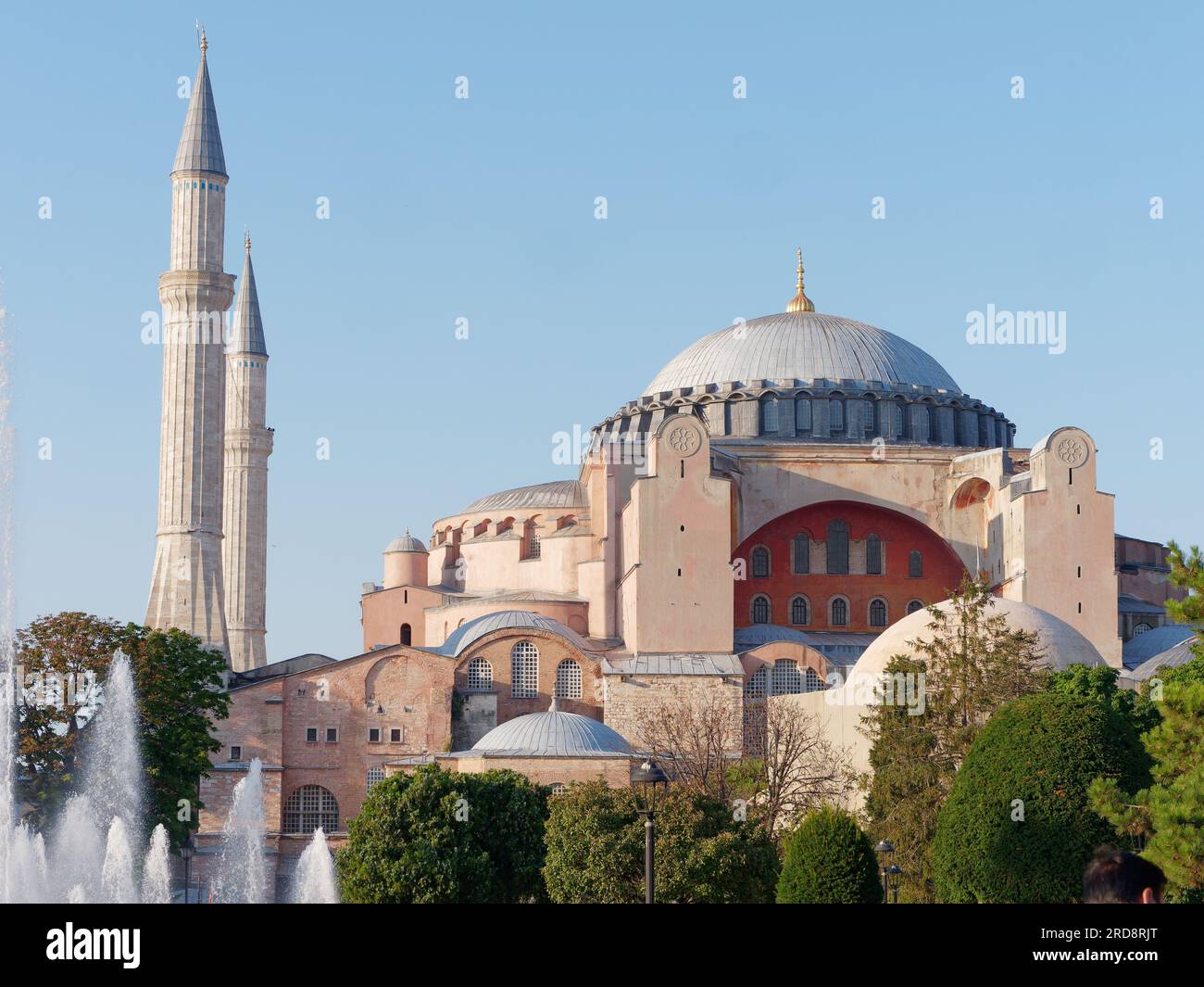 Sultanahmet Park an einem Sommerabend mit der Hagia Sophia Moschee, Istanbul, Türkei Stockfoto