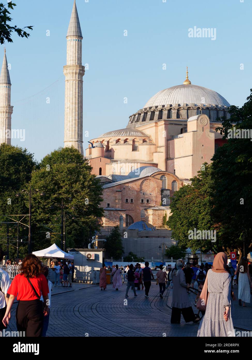 Menschen im Sultanahmet Park an einem Sommerabend mit der Hagia Sophia Moschee dahinter, Istanbul, Türkei Stockfoto