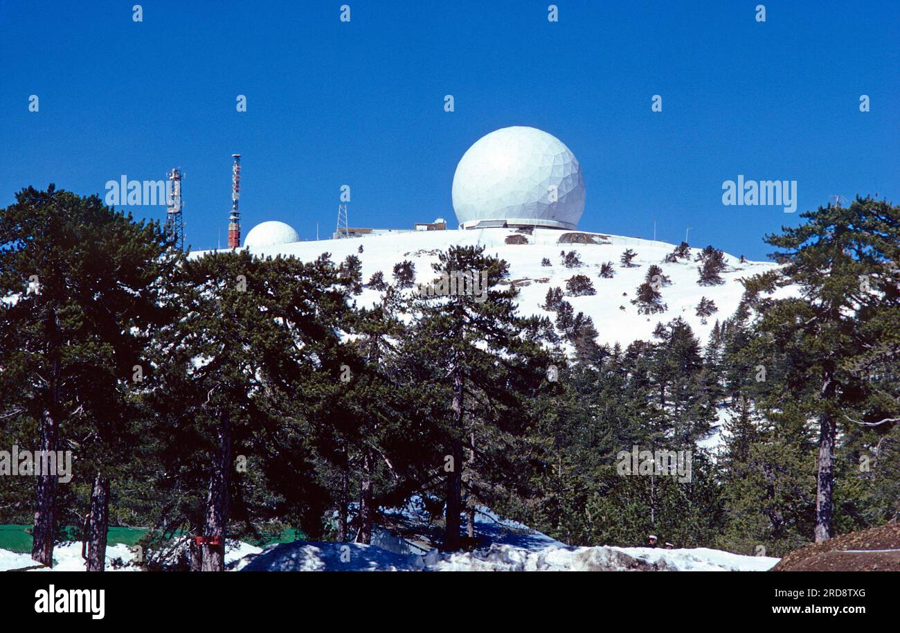 Zypern. Der Olymp im Winter. Britische Basisradarstation, geodätische Kuppel auf dem Gipfel. Stockfoto