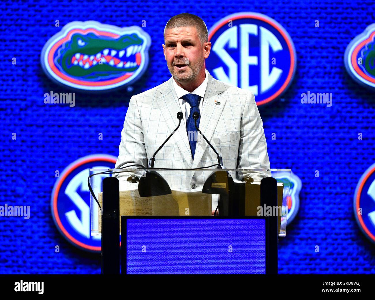 Nashville, Tennessee, USA. 19. Juli 2023. Billy NAPIER, Cheffußballtrainer der Florida Gators, spricht bei den SEC Football Media Days in Nashville mit den Medien. (Kreditbild: © Camden Hall/ZUMA Press Wire) NUR REDAKTIONELLE VERWENDUNG! Nicht für den kommerziellen GEBRAUCH! Stockfoto