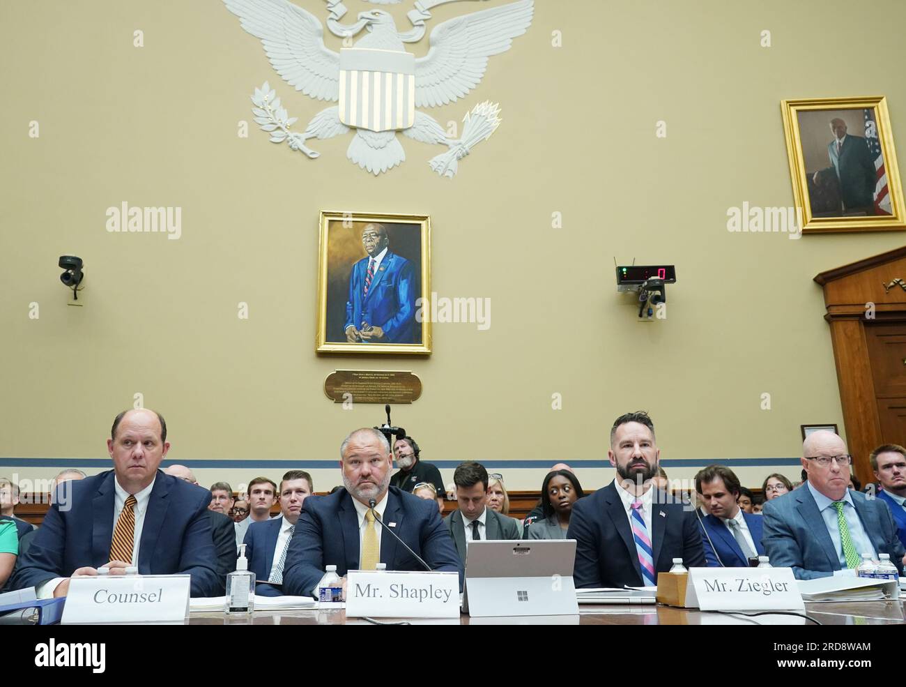 Washington, Usa. 19. Juli 2023. IRS Special Agent Joe Ziegler (R) und IRS Supervisory Special Agent Gary Shapley bezeugen während einer Anhörung des House Committee on Oversight and Accountability über angebliches Fehlverhalten der Biden Administration in den USA Capitol in Washington DC, am Mittwoch, den 19. Juli 2023. Foto: Bonnie Cash/UPI . Kredit: UPI/Alamy Live News Stockfoto