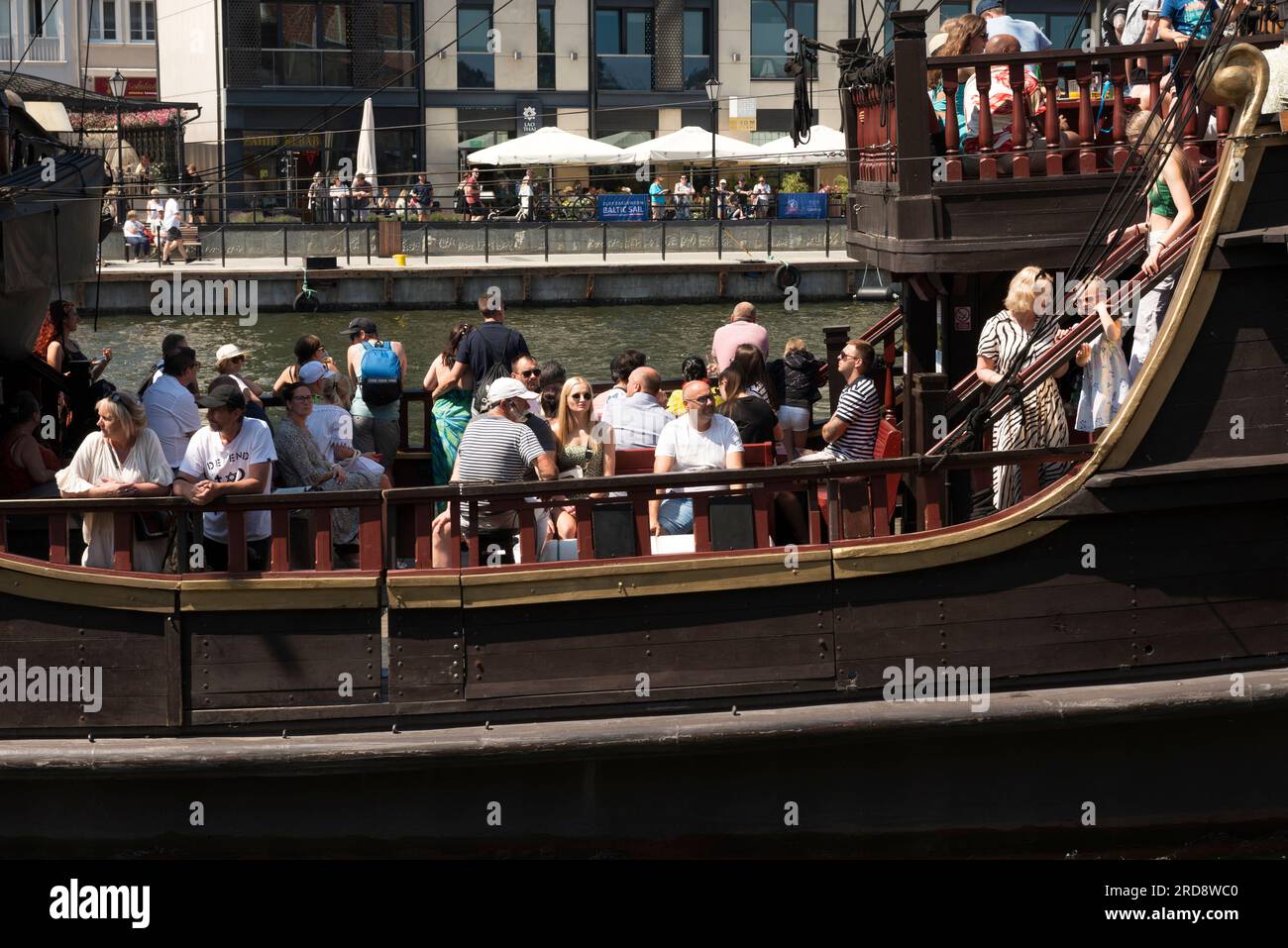 Die Lew Pirate River Kreuzfahrt Galeonenschiff auf dem Motlawa River in der Altstadt von Danzig, Polen, Europa, EU Stockfoto