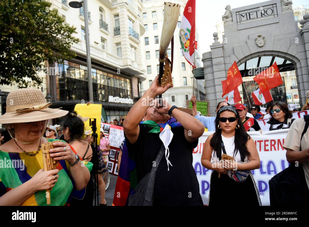 Madrid, Madrid, Spanien. 19. Juli 2023. Hunderte Peruaner, die in Spanien leben, protestieren gegen Präsidentin Dina Boluarte und ihre Regierung, die den ehemaligen Präsidenten Pedro Castillo inhaftiert und Tausende von Toten in den Straßen von Lima verursacht hat. (Kreditbild: © Richard Zubelzu/ZUMA Press Wire) NUR REDAKTIONELLE VERWENDUNG! Nicht für den kommerziellen GEBRAUCH! Stockfoto