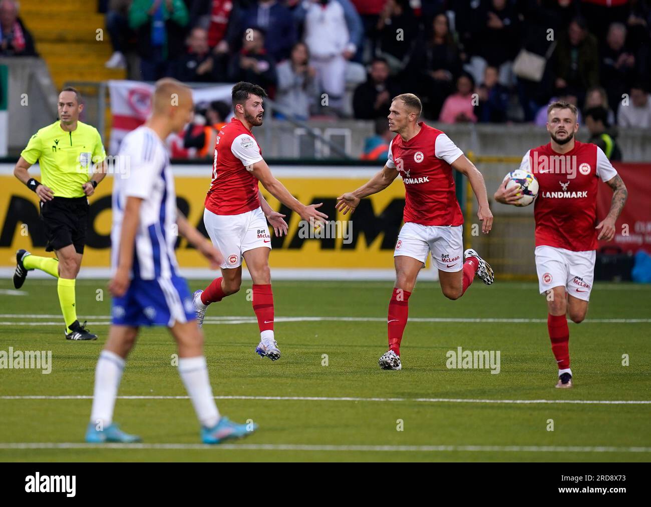 Lee Bonis von Larne (Mitte links) feiert das erste Tor seiner Seite im Spiel während der ersten Qualifikationsrunde der UEFA Champions League, der zweiten Spielbühne in Solitude, Belfast. Bilddatum: Mittwoch, 19. Juli 2023. Stockfoto