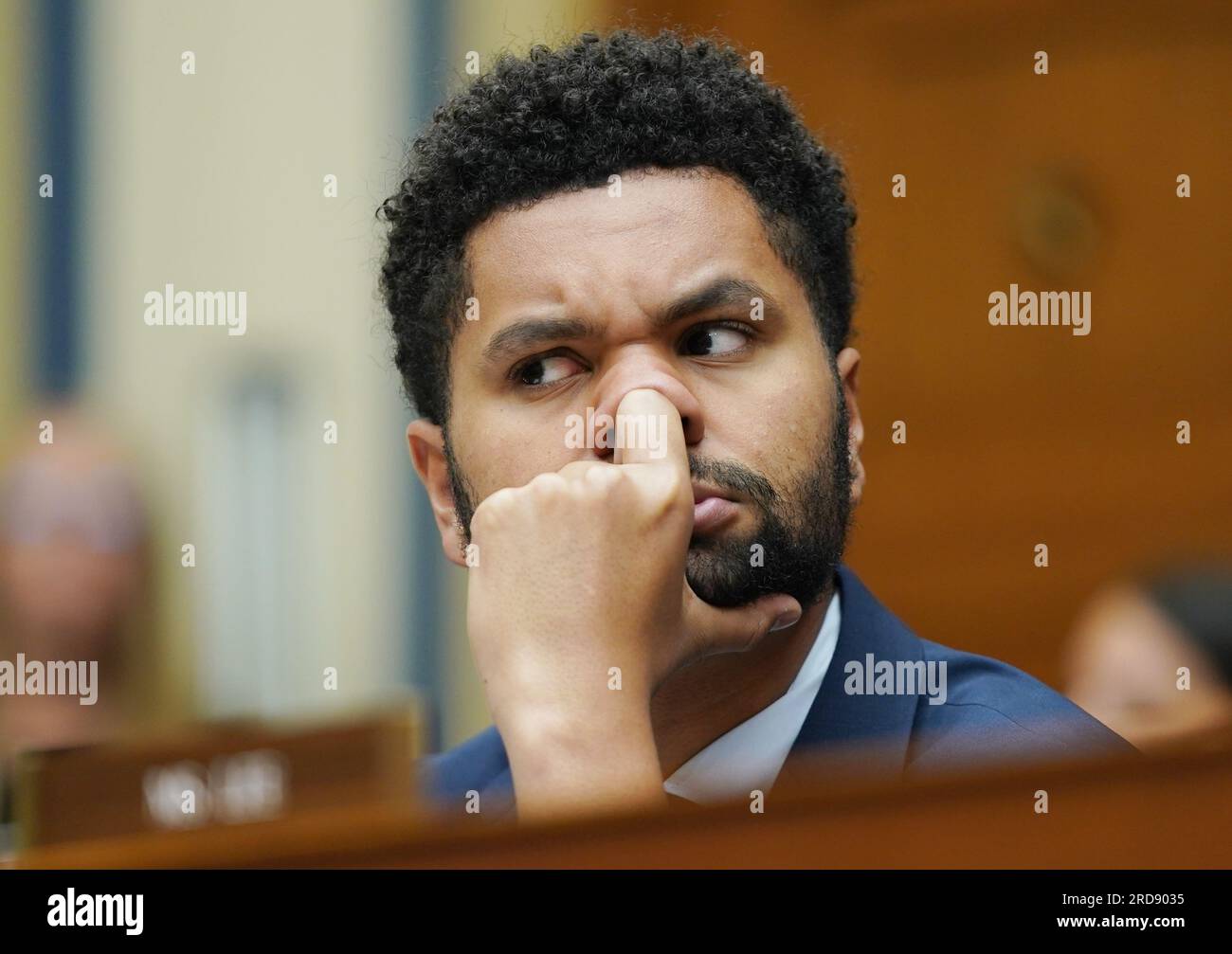 Washington, Usa. 19. Juli 2023. Rep. Maxwell Frost, D-FL, hört Rep. Marjorie Taylor Greene, R-GA, während einer Anhörung des House Committee on Oversight and Accountability mit IRS-Zeugen über angebliches Fehlverhalten der Biden-Administration in den USA zu Capitol in Washington DC, am Mittwoch, den 19. Juli 2023. Foto: Bonnie Cash/UPI Credit: UPI/Alamy Live News Stockfoto