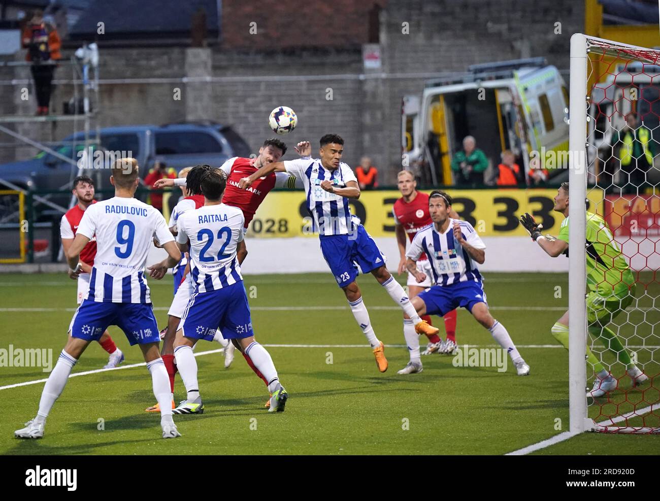 Larnes Tomas Cosgrove versucht, während der ersten Qualifikationsrunde der UEFA Champions League, dem zweiten Spiel in Solitude, Belfast, ein Tor zu schießen. Bilddatum: Mittwoch, 19. Juli 2023. Stockfoto